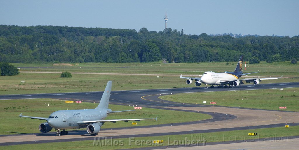 Lufthansa Airbus A 380 zu Besuch Flughafen Koeln Bonn P062.JPG